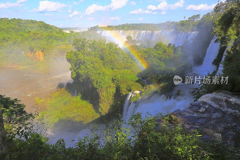 令人印象深刻的伊瓜苏瀑布景观与彩虹在阿根廷的一边，戏剧性的美丽的自然景观-田园魔鬼的喉咙-巴西Foz do Iguacu，巴拉那，伊瓜苏港，米塞内斯和巴拉圭的国际边界-南美